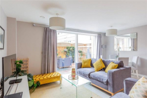 Deluxe Apartment near Cabot Circus w Parking sleeps 5